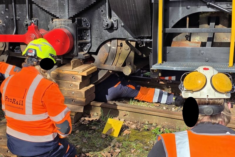 Museumlocomotief 605 van het Spoorwegmuseum herspoord door Incidentenbestrijders van ProRail